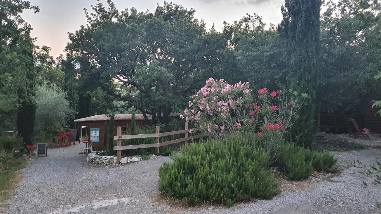 ווג Roulottes Et Cabanes De Saint Cerice מראה חיצוני תמונה