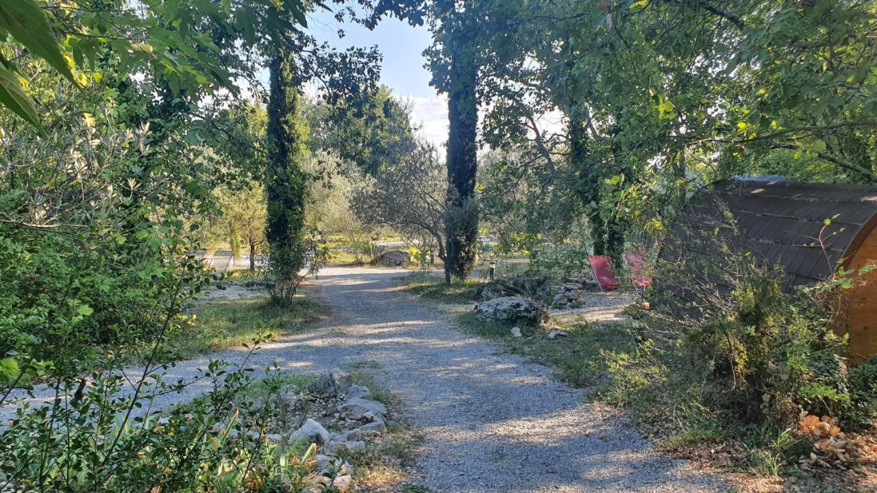 ווג Roulottes Et Cabanes De Saint Cerice מראה חיצוני תמונה