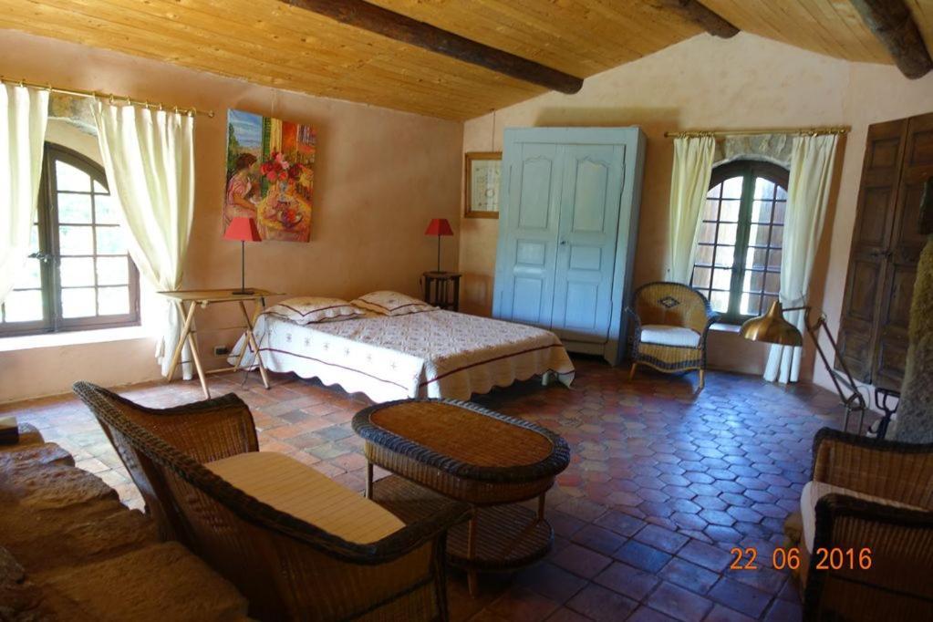 ווג Roulottes Et Cabanes De Saint Cerice מראה חיצוני תמונה