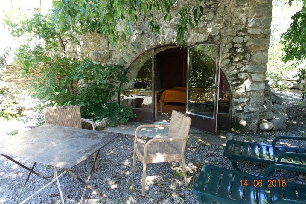 ווג Roulottes Et Cabanes De Saint Cerice מראה חיצוני תמונה